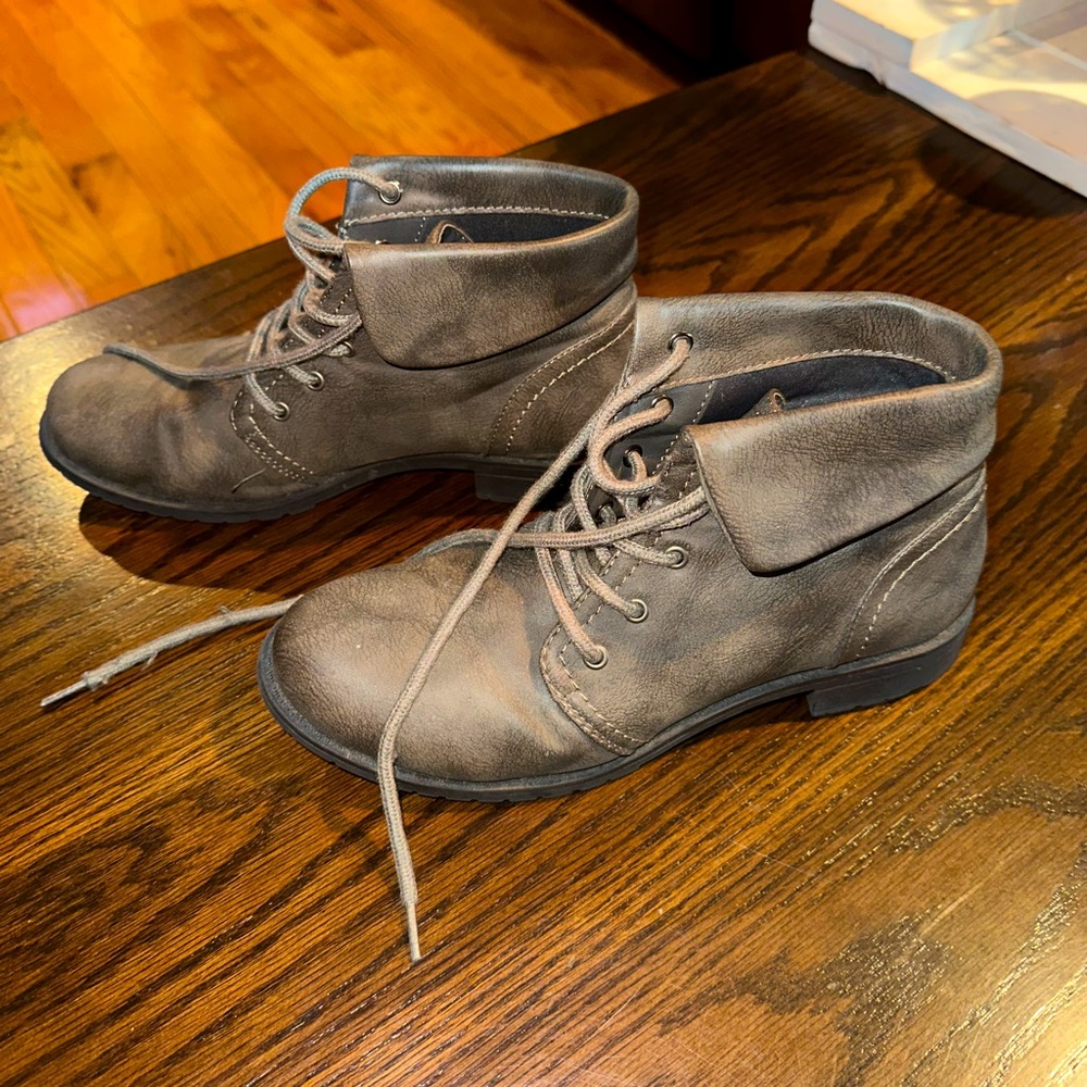 Grey SONOMA boots.